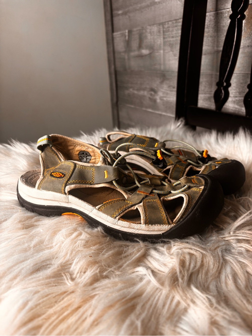 KEEN sports womens 8 Olive Green Closed-Toe water hiking strappy walking Sandals